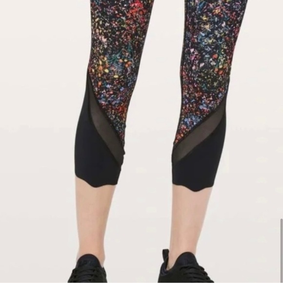 Lululemon Wunder Under High Rise Crop
Scallop, Foliage Overlay - Picture 5 of 8